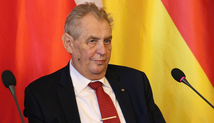 Prezident Zeman zůstává v nemocnici osmý den. Navštívila ho manželka Ivana i kancléř Mynář