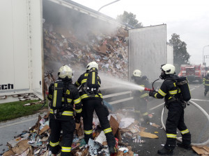 Přímo před stanicí hasičů v Hradci Králové hořel kamion. Byl naložený papírem a kartonem
