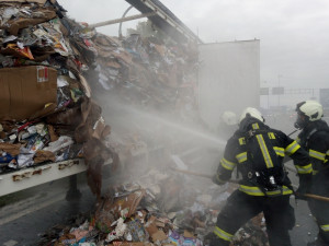 Přímo před stanicí hasičů v Hradci Králové hořel kamion. Byl naložený papírem a kartonem