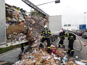 Přímo před stanicí hasičů v Hradci Králové hořel kamion. Byl naložený papírem a kartonem