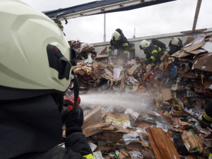 Přímo před stanicí hasičů v Hradci Králové hořel kamion. Byl naložený papírem a kartonem
