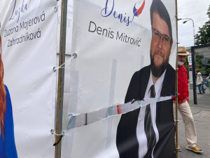 Na Hradecku někdo ničí volební poutače. Na Baťkově náměstí přeřízl Miroslava Havrdu