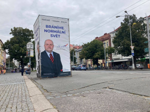 Na Hradecku někdo ničí volební poutače. Na Baťkově náměstí přeřízl Miroslava Havrdu