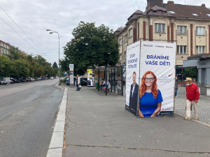 Na Hradecku někdo ničí volební poutače. Na Baťkově náměstí přeřízl Miroslava Havrdu