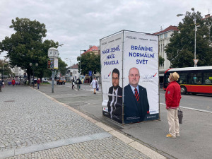Na Hradecku někdo ničí volební poutače. Na Baťkově náměstí přeřízl Miroslava Havrdu
