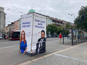 Na Hradecku někdo ničí volební poutače. Na Baťkově náměstí přeřízl Miroslava Havrdu