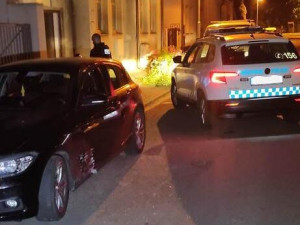 Jste zrádce lidství, křičel na strážníky zatčený muž. Bez bot se snažil utéct z nabouraného auta