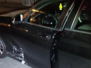 Jste zrádce lidství, křičel na strážníky zatčený muž. Bez bot se snažil utéct z nabouraného auta