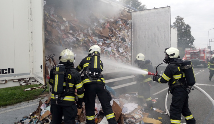 Přímo před stanicí hasičů v Hradci Králové hořel kamion. Byl naložený papírem a kartonem