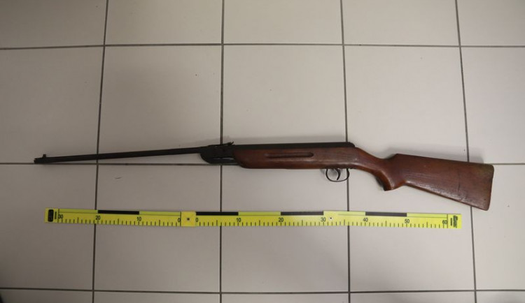 Mladík střílel vzduchovkou na autobus. Hrozí mu tři roky ve vězení