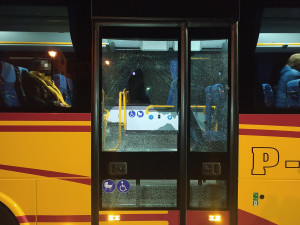 Mladík střílel vzduchovkou na autobus. Hrozí mu tři roky ve vězení