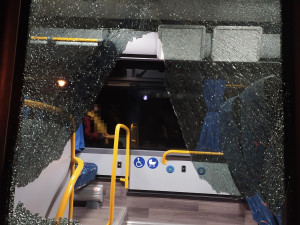 Mladík střílel vzduchovkou na autobus. Hrozí mu tři roky ve vězení