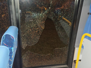Mladík střílel vzduchovkou na autobus. Hrozí mu tři roky ve vězení