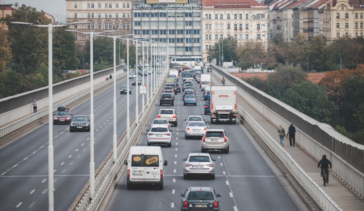 V ulicích Prahy přibyla auta. Nejvytíženější jsou tunely Blanky či Průmyslová ulice