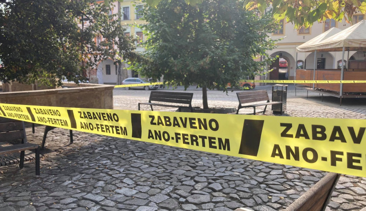 Zabaveno Ano-fertem! Zastávky, sochy nebo kašna na Malém náměstí ohradila žlutá páska