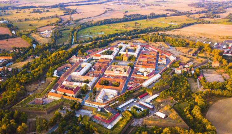 Josefov dostane 600 milionů korun na opravu kasáren. Majetek se bude muset převést do správy kraje