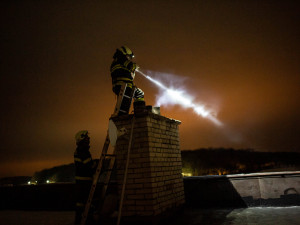 Topná sezona začíná, nezapomeňte na revizi komínů, varují hasiči