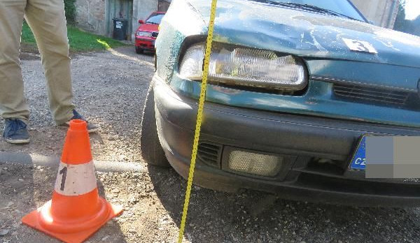Řidič pod vlivem srazil seniorku a ujel. Žena v nemocnici na následky zranění zemřela