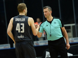 Mezinárodní basketbalový rozhodčí Petr Hruša při utkání