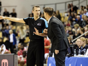 Mezinárodní basketbalový rozhodčí Petr Hruša při utkání