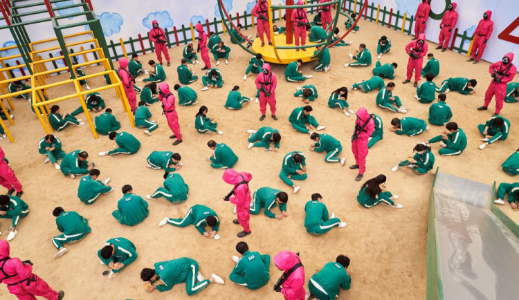 Hra na oliheň | foto: Netflix