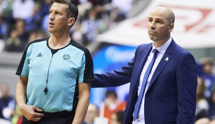 Mezinárodní basketbalový rozhodčí Petr Hruša při utkání