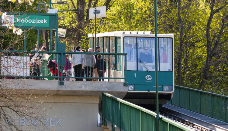 Lanovku na Petřín čeká podzimní údržba. Přerušen je také provoz lanovky v zoo