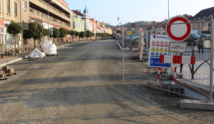 Rekonstrukce náměstí v Hořicích jde do finále. Řidičům se otevře v neděli