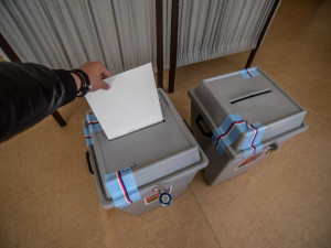 VOLBY 2021: Volby se blíží. Jak kroužkovat, kde sehnat volební lístky a jak hlasovat z karantény?