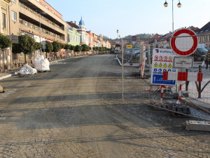 Rekonstrukce náměstí v Hořicích jde do finále. Řidičům se otevře v neděli