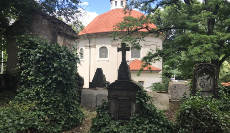 Hřbitov může sloužit jako místo oddechu a relaxace. Praha schválila nový manuál