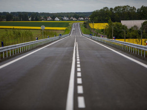 V Královéhradeckém kraji u silnic zbývá 400 nelegálních billboardů. Práce na odstranění budou trvat rok