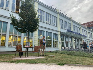 K Lavičce Václava Havla v Hradci Králové přišlo zavzpomínat šest desítek lidí. Zpívali státní hymnu