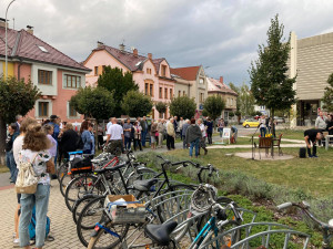 K Lavičce Václava Havla v Hradci Králové přišlo zavzpomínat šest desítek lidí. Zpívali státní hymnu