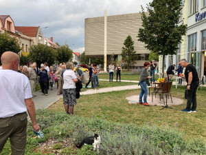 K Lavičce Václava Havla v Hradci Králové přišlo zavzpomínat šest desítek lidí. Zpívali státní hymnu