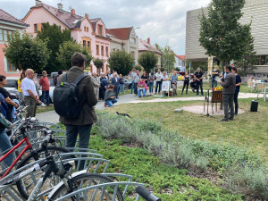 K Lavičce Václava Havla v Hradci Králové přišlo zavzpomínat šest desítek lidí. Zpívali státní hymnu