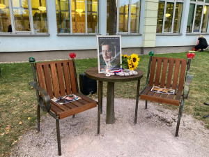 K Lavičce Václava Havla v Hradci Králové přišlo zavzpomínat šest desítek lidí. Zpívali státní hymnu