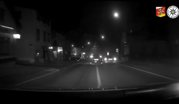 Desetikilometrová honička v Nové Pace skončila nárazem do plotu. Policisté museli vytáhnout zbraň