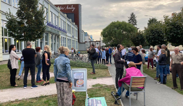 K Lavičce Václava Havla v Hradci Králové přišlo zavzpomínat šest desítek lidí. Zpívali státní hymnu