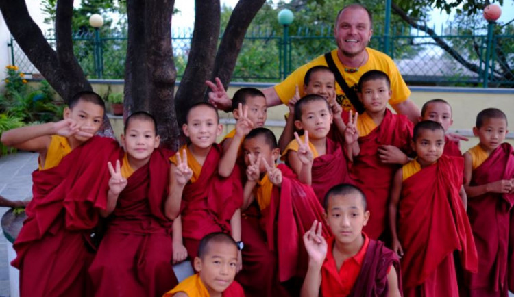 Záchranář z Hořic vyráží pomáhat do Tanzánie. Cílem je obnovit chov slepic v dětském domově