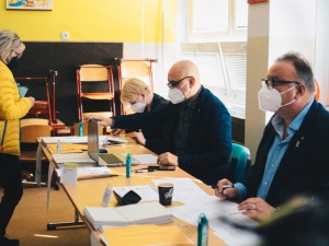 VOLBY 2021: První volební den je u konce. K urnám v Hradci Králové přišlo zhruba 45 procent voličů