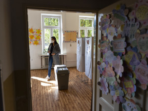 VOLBY 2021: První volební den je u konce. K urnám v Hradci Králové přišlo zhruba 45 procent voličů