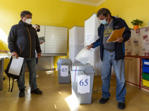 VOLBY 2021: Začal druhý den voleb. Hlasy se začnou sčítat ve 14:00