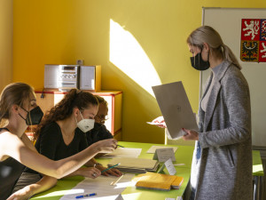 VOLBY 2021: Začal druhý den voleb. Hlasy se začnou sčítat ve 14:00