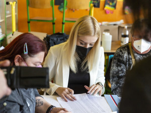 VOLBY 2021: Začal druhý den voleb. Hlasy se začnou sčítat ve 14:00