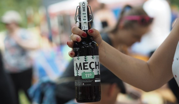 Hradecká univerzita má svoje pivo. Jmenuje se UHK Mech