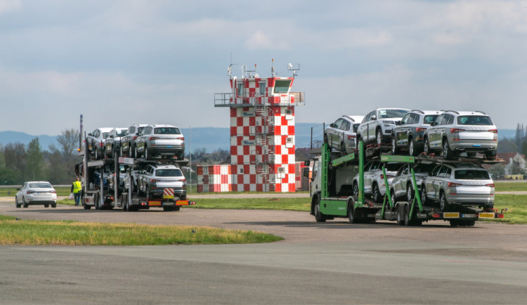 Škodovka omezuje a zastavuje výrobu nových aut. Na hradeckém letišti zůstávají stovky nedokončených aut