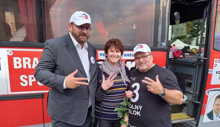 Známe předběžné výsledky voleb, tvrdí kandidáti za Volný blok. Jejich strana má prý 21 procent