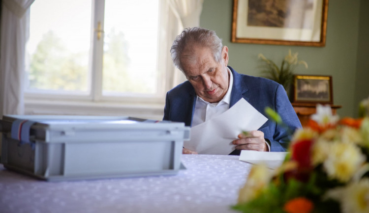 Prezident Zeman byl opět převezen do nemocnice