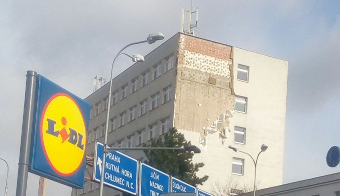 Královéhradecký kraj opravil budovu Na Okrouhlíku v Hradci Králové. Budovu poničilo počasí